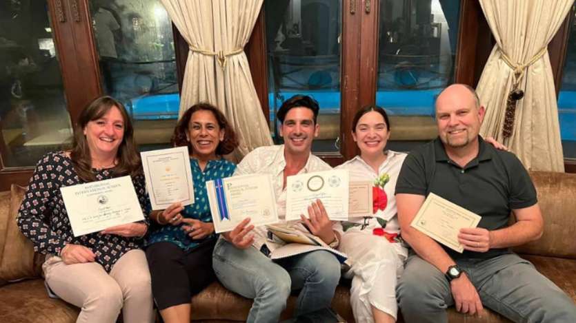 उन्होंने दस (2005), शादी नंबर 1 (2005), और ब्लू (2009) जैसी फिल्मों में अभिनय किया। हालांकि, उनकी बाद की फिल्में अच्छा प्रदर्शन नहीं कर पाईं और अंततः वे सुर्खियों से दूर हो गए। 2017 में जायद ने टेलीविजन शो हासिल से वापसी की। जायद खान ने अपनी बचपन की दोस्त मलायका पारेख से 2005 में शादी की है।