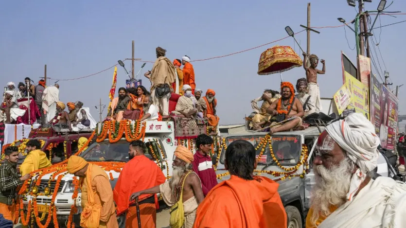 धर्मगुरू स्वामी रामभद्राचार्य ने भी भीड़ को देखते हुए सभी से अपील की है कि वे सभी संगम में स्नान का आग्रह छोड़ दें और निकटतम घाट पर स्नान करें। लोग अपने शिविर से बाहर न निकलें। अपनी और एक दूसरे की सुरक्षा करें। 
