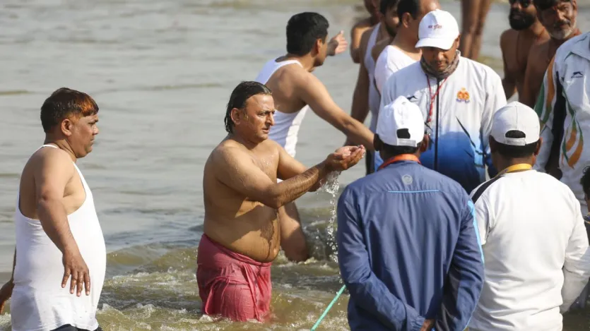 समाजवादी पार्टी के मुखिया अखिलेश यादव ने भी 26 जनवरी को संगम स्नान किया था और उनके इस स्नान की सियासी गलियारों में खूब चर्चा हुई थी।