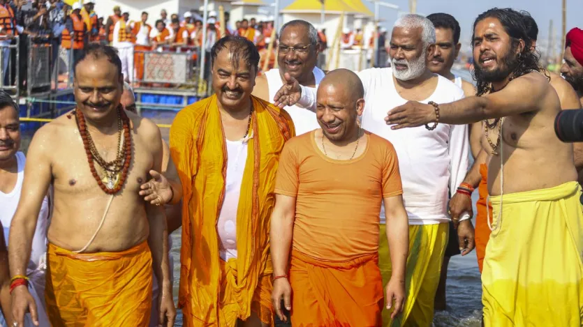 सीएम योगी ने हालही में अपने मंत्रिमंडल के साथ कुंभ में जाकर स्नान किया था। इस दौरान उनके साथ दोनों डिप्टी सीएम भी थे।