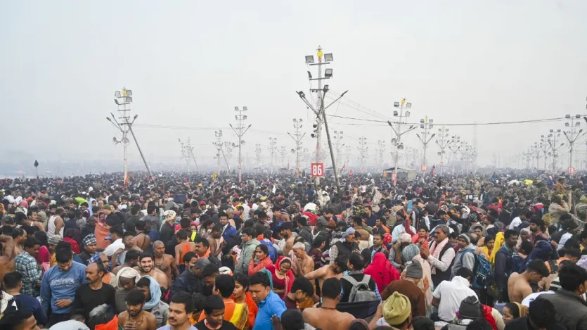 बाबा रामदेव ने भी कहा है कि हम भक्ति के अतिरेक में न बहें और आत्म अनुशासन का पालन करते हुए सावधानी पूर्वक स्नान करें। 
