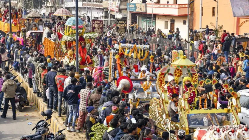 महाकुंभ 2025 के मद्देनजर श्री पंच दिगंबर अनी अखाड़ा, श्री पंच निर्मोही अनी अखाड़ा और श्री पंच निर्वाणी अनी अखाड़ा के महंत और साधु बुधवार को उत्तर प्रदेश के प्रयागराज में संगम की ओर शाही प्रवेश जुलूस छावनी में प्रवेश करते हुए।
महाकुंभ 2025 के मद्देनजर श्री पंच दिगंबर अनी अखाड़ा, श्री पंच निर्मोही अनी अखाड़ा और श्री पंच निर्वाणी अनी अखाड़ा के महंत और साधु बुधवार को उत्तर प्रदेश के प्रयागराज में संगम की ओर शाही प्रवेश जुलूस छावनी में प्रवेश करते हुए।