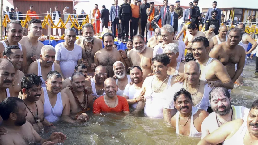 सीएम योगी अपने मंंत्रिमंडल के साथ स्नान करते हुए नजर आए थे और उन्होने सभी मंत्रियों के साथ तस्वीरें भी खिंचाई थीं।