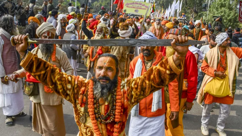 8 जनवरी को प्रयागराज में महाकुंभ के मद्देनजर श्री पंच दिगंबर अनी अखाड़ा, श्री पंच निर्मोही अनी अखाड़ा और श्री पंच निर्वाणी अनी अखाड़े ने प्रयागराज में प्रवेश किया। छावनी की तरफ जा रहे साधु-संत। 8 जनवरी को प्रयागराज में महाकुंभ के मद्देनजर श्री पंच दिगंबर अनी अखाड़ा, श्री पंच निर्मोही अनी अखाड़ा और श्री पंच निर्वाणी अनी अखाड़े ने प्रयागराज में प्रवेश किया। छावनी की तरफ जा रहे साधु-संत।