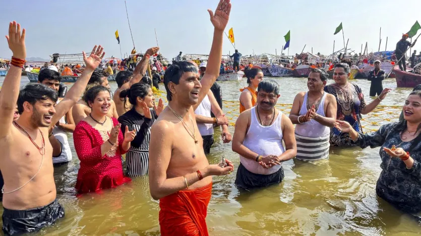 मशहूर कवि कुमार विश्वास भी संगम में स्नान करने पहुंचे थे। इस दौरान उनके साथ नंद गोपाल गुप्ता नंदी भी मौजूद थे।