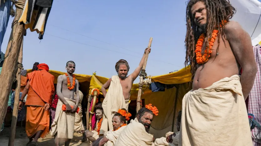 पिछले 17 दिनों में महाकुंभ में 15 करोड़ से ज्यादा लोग स्नान कर चुके हैं। मकर संक्रांति के अवसर पर 3.5 करोड़ श्रद्धालुओं, पूज्य संतों और कल्पवासियों ने महाकुंभ में अमृत स्नान किया था।
पिछले 17 दिनों में महाकुंभ में 15 करोड़ से ज्यादा लोग स्नान कर चुके हैं। मकर संक्रांति के अवसर पर 3.5 करोड़ श्रद्धालुओं, पूज्य संतों और कल्पवासियों ने महाकुंभ में अमृत स्नान किया था।