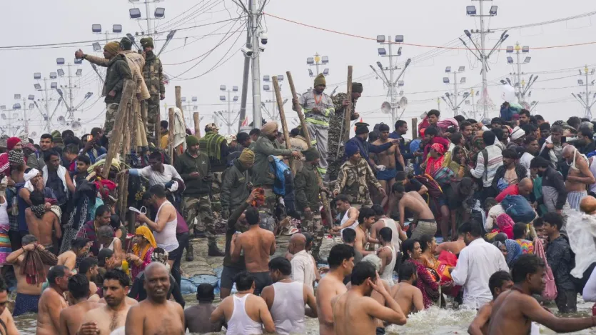 भारी भीड़ को देखते हुए सीएम योगी ने जनता से अपील की है कि श्रद्धालुगण मां गंगा के जिस भी घाट के समीप हैं, वहीं स्नान करें, संगम नोज की ओर जाने का प्रयास न करें।
