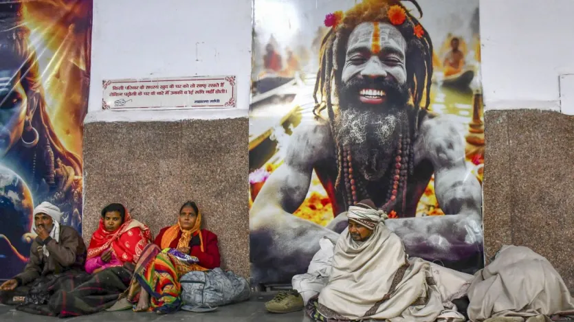 महाकुंभ 2025 के मद्देनजर प्रयागराज में तैयारियां पूरी हैं। देश भर व विदेशों से भी श्रद्धालु व साधु संत संगम पहुंच रहे हैं। इस दौरान प्रयागराज आने वाले यात्रियों को ठंड का भी सामना करना पड़ रहा है।
महाकुंभ 2025 के मद्देनजर प्रयागराज में तैयारियां पूरी हैं। देश भर व विदेशों से भी श्रद्धालु व साधु संत संगम पहुंच रहे हैं। इस दौरान प्रयागराज आने वाले यात्रियों को ठंड का भी सामना करना पड़ रहा है।