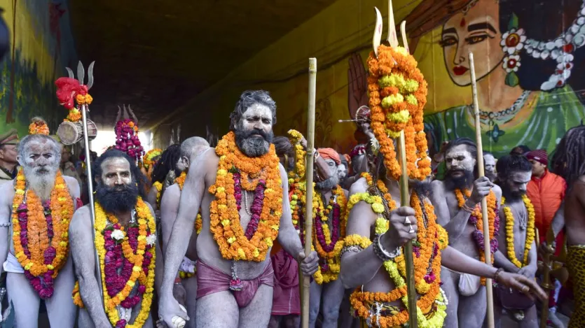 महाकुंभ 2025 के मद्देनजर प्रयागराज के महाकुंभ मेला से पहले पेशवाई जुलूस ने प्रयागराज में प्रवेश किया। इस दौरान श्री निरंजनी अखाड़ा पंचायती के साधुओं-संतों की तस्वीर।
महाकुंभ 2025 के मद्देनजर प्रयागराज के महाकुंभ मेला से पहले पेशवाई जुलूस ने प्रयागराज में प्रवेश किया। इस दौरान श्री निरंजनी अखाड़ा पंचायती के साधुओं-संतों की तस्वीर।