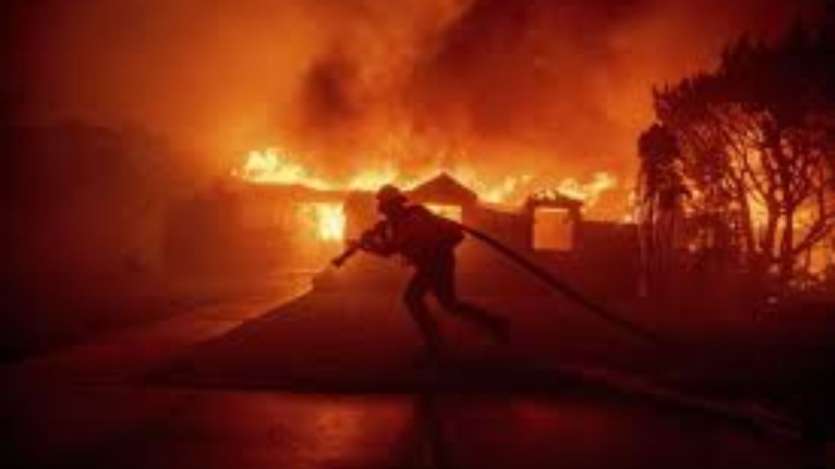 Los Angeles Fire: तस्वीरें कर देंगी विचलित, ऐसी भयानक आग नहीं देखा होगा