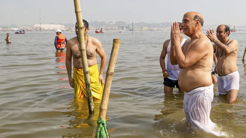 देश के रक्षा मंत्री राजनाथ सिंह ने भी हालही में संगम में डुबकी लगाई थी। इस दौरान उनके साथ बीजेपी नेता सुधांशु त्रिवेदी भी मौजूद थे।