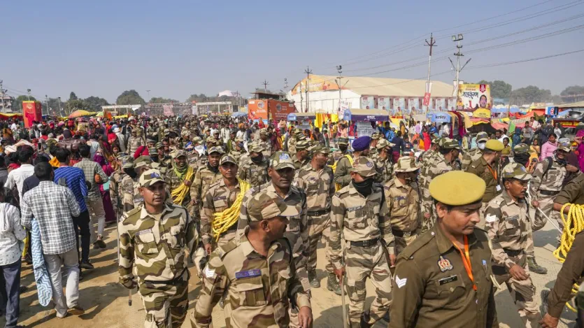 चप्पे-चप्पे पर पुलिस की तैनाती भी की गई है। बता दें कि मौनी अमावस्या के बाद फरवरी को बसंत पंचमी के अवसर पर अमृत स्नान किया जाएगा। ऐसे में श्रद्धालु भारी संख्या में प्रयागराज पहुंच रहे हैं।
चप्पे-चप्पे पर पुलिस की तैनाती भी की गई है। बता दें कि मौनी अमावस्या के बाद फरवरी को बसंत पंचमी के अवसर पर अमृत स्नान किया जाएगा। ऐसे में श्रद्धालु भारी संख्या में प्रयागराज पहुंच रहे हैं।