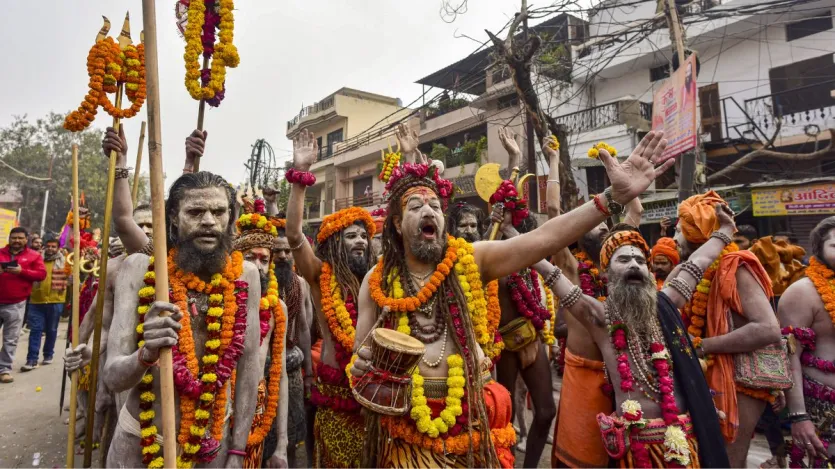 महाकुंभ 2025 का प्रयागराज में आयोजन किया जा रहा है। इस दौरान 4 जनवरी को श्री निरंजनी अखाड़ा के नागा साधुओं ने प्रयागराज में प्रवेश किया और इस दौरान होने वाले जुलूस में शामिल हुए। महाकुंभ 2025 का प्रयागराज में आयोजन किया जा रहा है। इस दौरान 4 जनवरी को श्री निरंजनी अखाड़ा के नागा साधुओं ने प्रयागराज में प्रवेश किया और इस दौरान होने वाले जुलूस में शामिल हुए।