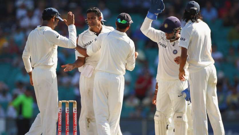 Dalam daftar ini, nama Anil Kumble, mantan kapten Tim India dan tercantum dalam daftar pemain bowling legendaris Test kriket, berada di urutan pertama, yang memainkan total 3 pertandingan dalam karirnya di Sydney Cricket Ground, keluar. di mana dia melempar 5 inning dengan rata-rata 32,95, dan dia mendapat rata-rata total 20 gawang, di mana dia pernah mengambil 5 gawang dalam satu babak dan sekali mengambil total 10 gawang dalam satu pertandingan. Dalam daftar ini, nama Anil Kumble, mantan kapten Tim India dan tercantum dalam daftar pemain bowling legendaris Test kriket, berada di urutan pertama, yang memainkan total 3 pertandingan dalam karirnya di Sydney Cricket Ground, keluar. di mana dia melempar 5 inning dengan rata-rata 32,95, dan dia mendapat rata-rata total 20 gawang, di mana dia pernah mengambil 5 gawang dalam satu babak dan sekali mengambil total 10 gawang dalam satu pertandingan.