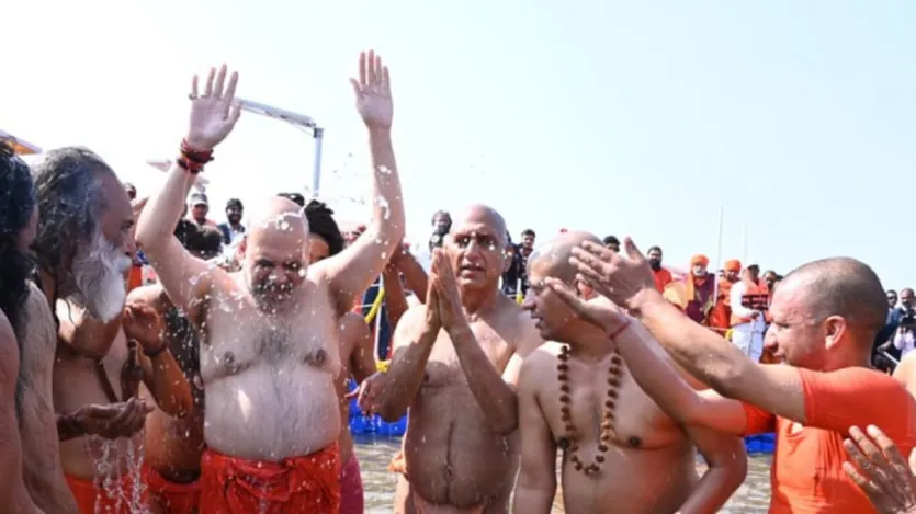 महाकुंभ: देश के गृह मंत्री अमित शाह ने सीएम योगी के साथ संगम में स्नान किया। इस दौरान उनके साथ स्वामी रामदेव भी मौजूद रहे। 