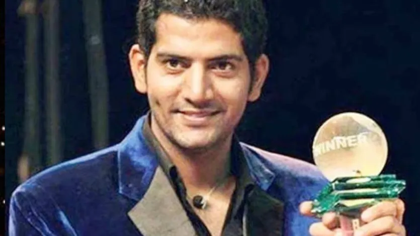 आशुतोष कौशिक- 'MTV हीरो होंडा रोडीज 5.0' के विजेता रहे आशुतोष कौशिक ने साल 2008 में बिग बॉस सीजन 2 में हिस्सा लिया और सभी को हराकर वो शो जीत गए। इसके बाद में उन्होंने 'जिला गाजियाबाद' और 'लाल रंग' जैसी कुछ फिल्मों में काम भी किया, लेकिन उन्हें शोबिज की दुनिया रास नहीं आई और अब वो इसे छोड़ कर अलग दुनिया बसा चुके हैं। अपनी सादगी के लिए पहचान बनाने वाले आशुतोष अब एक ढाबा चलाते हैं। ये ढाबा उनके गांव में ही है।
