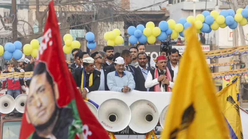 इस दौरान समाजवादी पार्टी (सपा) के प्रमुख अखिलेश यादव ने दिल्लीवासियों से आग्रह किया कि वे अपना वोट बर्बाद न करें और ‘आप’ को वोट देकर भारतीय जनता पार्टी (भाजपा) को हराएं। 