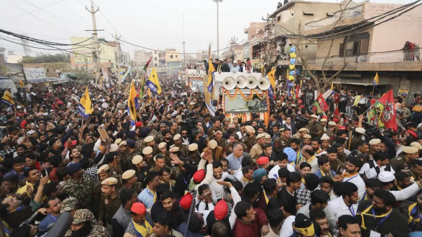 उत्तर प्रदेश के पूर्व मुख्यमंत्री अखिलेश यादव ने ‘आप’ के लिए प्रचार करते हुए हालांकि कांग्रेस का नाम लेने से परहेज किया। कांग्रेस विपक्षी दलों के गठबंधन इंडिया का एक घटक दल है।
