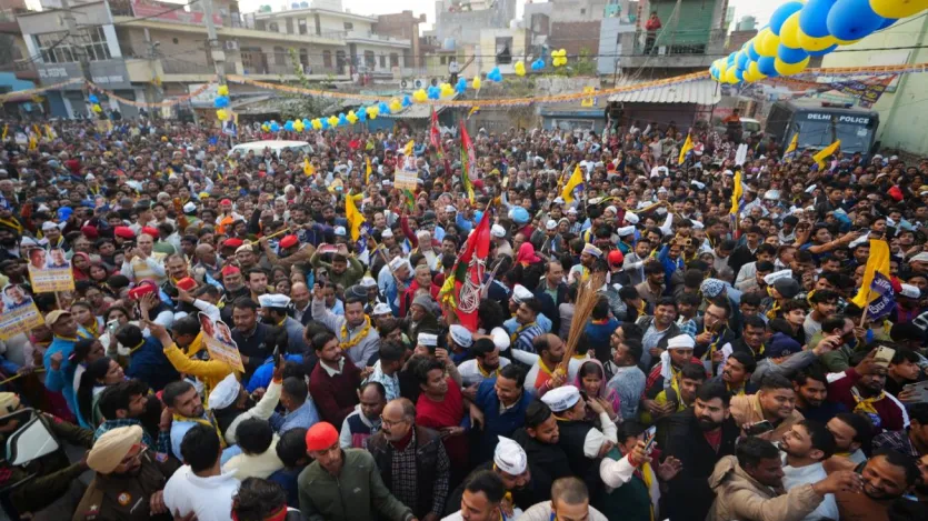केजरीवाल के साथ अखिलेश यादव के रोड शो में सपा के कार्यकर्ता भी पहुंचे। रोड शो में बड़ी संख्या में भीड़ देखी गई। 