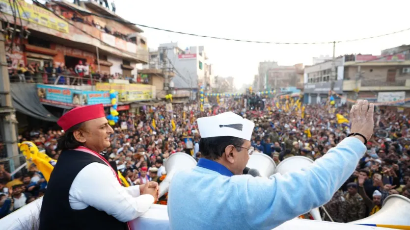 अखिलेश यादव ने कहा कि जिस तरह का जनसमर्थन मैं देख रहा हूँ, उससे साफ़ है कि एक बार फिर दिल्ली की जनता अरविंद केजरीवाल जी को ऐतिहासिक बहुमत देने जा रही है। हो सकता है कि इस बार दिल्ली की जनता AAP को 70 की 70 सीटें जिता दे। 