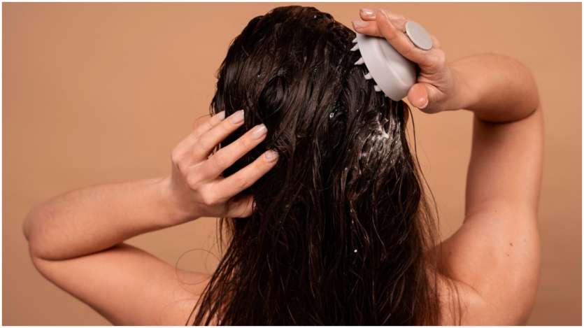 Anda bisa menggunakan campuran ini untuk rambut sekali atau dua kali seminggu. Hanya dalam waktu satu bulan, masalah ketombe Anda akan mulai mereda. Amla dan Neem, keduanya merupakan bahan alami yang bisa menjadi berkah bagi kesehatan rambut Anda. Anda bisa menggunakan campuran ini untuk rambut sekali atau dua kali seminggu. Hanya dalam waktu satu bulan, masalah ketombe Anda akan mulai mereda. Amla dan Neem, keduanya merupakan bahan alami yang bisa menjadi berkah bagi kesehatan rambut Anda.