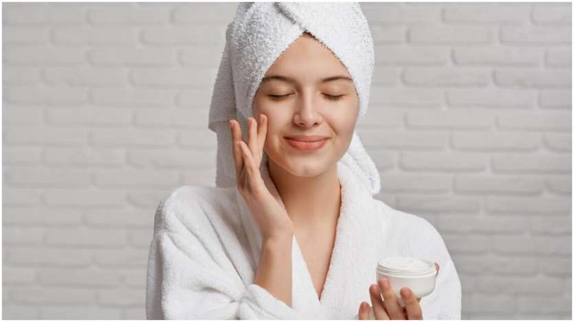 Untuk hasil yang lebih baik, Anda dapat mengekstrak gel lidah buaya dari tanaman lidah buaya yang Anda miliki di rumah dan menggunakannya. Izinkan kami memberi tahu Anda bahwa gel lidah buaya juga dapat digunakan untuk kulit dan bibir. Untuk hasil yang lebih baik, Anda dapat mengekstrak gel lidah buaya dari tanaman lidah buaya yang Anda miliki di rumah dan menggunakannya. Izinkan kami memberi tahu Anda bahwa gel lidah buaya juga dapat digunakan untuk kulit dan bibir.