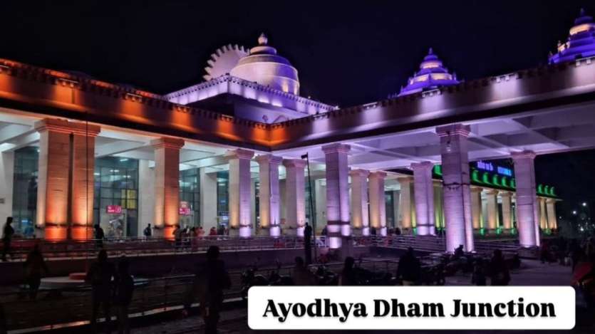 PHOTOS: अयोध्या, कामाख्या से लेकर वाराणसी तक, भारतीय रेलवे स्टेशनों पर चढ़ा तिरंगे का रंग