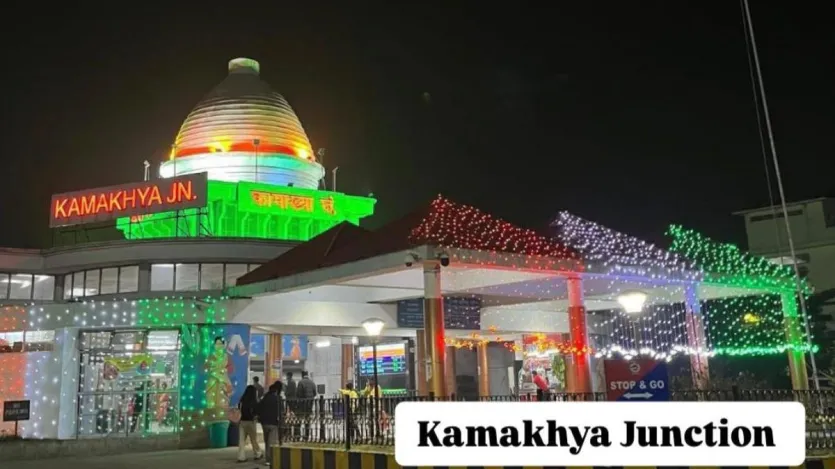 असम के कामाख्या जंक्शन को भी तिरंगे की रोशनी से सजाया गया है। यहां देशभर से श्रद्धालु कामाख्या देवी मंदिर में दर्शन के लिए आते हैं। असम के कामाख्या जंक्शन को भी तिरंगे की रोशनी से सजाया गया है। यहां देशभर से श्रद्धालु कामाख्या देवी मंदिर में दर्शन के लिए आते हैं।