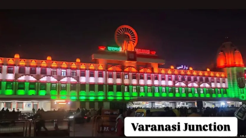 पीएम मोदी के संसदीय क्षेत्र वाराणसी में मौजूद रेलवे स्टेशन को भी तिरंगे की रोशनी से सजाया गया है। यहां देश ही नहीं बल्कि विदेश से भी पर्यटक और श्रद्धालु आते हैं। तिरंगे की रोशनी में वाराणसी रेलवे स्टेशन बेहद ही खूबसूरत नजर आ रहा है। पीएम मोदी के संसदीय क्षेत्र वाराणसी में मौजूद रेलवे स्टेशन को भी तिरंगे की रोशनी से सजाया गया है। यहां देश ही नहीं बल्कि विदेश से भी पर्यटक और श्रद्धालु आते हैं। तिरंगे की रोशनी में वाराणसी रेलवे स्टेशन बेहद ही खूबसूरत नजर आ रहा है।