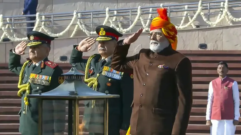 2025: पीएम नरेंद्र मोदी ने नेशनल वॉर मेमोरियल पर शहीद सैनिकों की याद में 2 मिनट का मौन रखकर उन्हें श्रद्धांजलि अर्पित की। 76वें गणतंत्र दिवस समारोह के लिए, उन्होंने सफेद कुर्ता-पायजामा के साथ गहरे भूरे रंग का बंद गले का कोट और लाल-पीले और केसरिया रंग का साफा पहना। 2025: पीएम नरेंद्र मोदी ने नेशनल वॉर मेमोरियल पर शहीद सैनिकों की याद में 2 मिनट का मौन रखकर उन्हें श्रद्धांजलि अर्पित की। 76वें गणतंत्र दिवस समारोह के लिए, उन्होंने सफेद कुर्ता-पायजामा के साथ गहरे भूरे रंग का बंद गले का कोट और लाल-पीले और केसरिया रंग का साफा पहना।