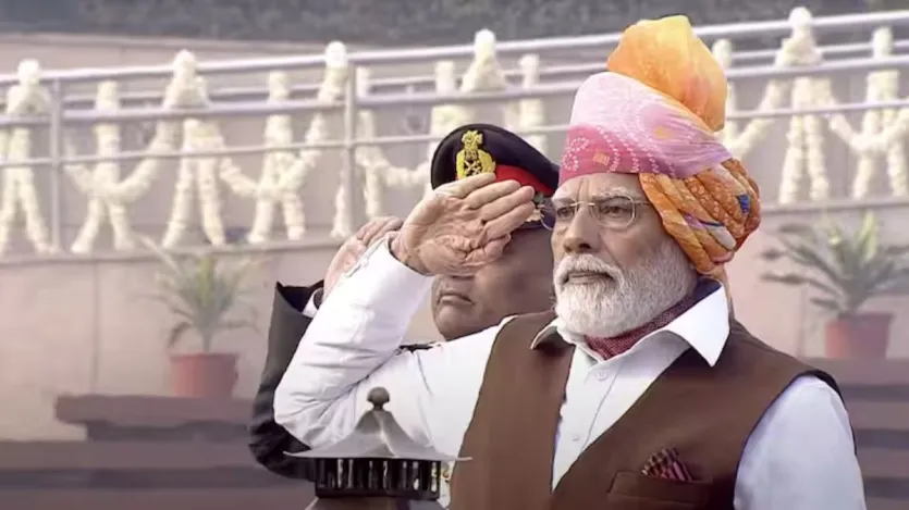 2024: पिछले साल गणतंत्र दिवस 2024 पर पीएम मोदी की पगड़ी ने महफिल लूट ली थी। इस मौके पर उन्होंने केसरिया, गुलाबी, सफेद और पीले रंग की बांधनी प्रिंट पगड़ी पहनी थी। उन्होंने रंगीन पगड़ी को सफेद सूती कुर्ता-पायजामा सेट और भूरे रंग की सदरी के साथ पहना था। 2024: पिछले साल गणतंत्र दिवस 2024 पर पीएम मोदी की पगड़ी ने महफिल लूट ली थी। इस मौके पर उन्होंने केसरिया, गुलाबी, सफेद और पीले रंग की बांधनी प्रिंट पगड़ी पहनी थी। उन्होंने रंगीन पगड़ी को सफेद सूती कुर्ता-पायजामा सेट और भूरे रंग की सदरी के साथ पहना था।