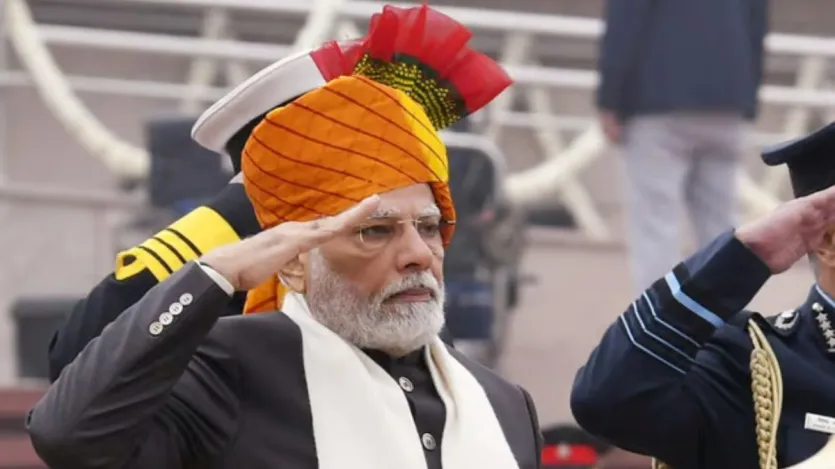 2023: 26 जनवरी 2023 को प्रधानमंत्री नरेंद्र मोदी ने नारंगी, लाल, हरे, पीले और सफेद पैटर्न से सजी पारंपरिक फेटा पोशाक पहनी थी। पीएम मोदी ने पगड़ी को क्रीम कलर के चूड़ीदार कुर्ते के साथ पेयर किया। इसके साथ ही एक काला बंद गला कोट और एक रेशमी दुपट्टा उनके लुक को चार-चांद लगा रहा था। 2023: 26 जनवरी 2023 को प्रधानमंत्री नरेंद्र मोदी ने नारंगी, लाल, हरे, पीले और सफेद पैटर्न से सजी पारंपरिक फेटा पोशाक पहनी थी। पीएम मोदी ने पगड़ी को क्रीम कलर के चूड़ीदार कुर्ते के साथ पेयर किया। इसके साथ ही एक काला बंद गला कोट और एक रेशमी दुपट्टा उनके लुक को चार-चांद लगा रहा था।