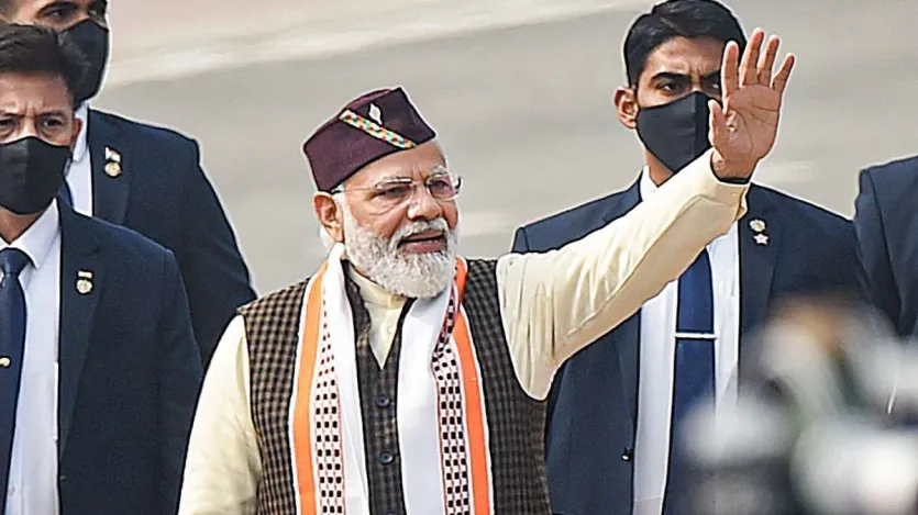 2022: भारत के 73वें गणतंत्र दिवस के लिए पीएम मोदी ने पारंपरिक कुर्ता, पायजामा और ग्रे चेक-कढ़ाई वाला जैकेट पहना था। उन्होंने अपने लुक को एक अनोखी उत्तराखंड पारंपरिक टोपी, एक स्कार्फ और ब्रह्म कमल से प्रेरित ब्रोच के साथ पूरा किया। ब्रह्म कमल उत्तराखंड का राज्य पुष्प है। 2022: भारत के 73वें गणतंत्र दिवस के लिए पीएम मोदी ने पारंपरिक कुर्ता, पायजामा और ग्रे चेक-कढ़ाई वाला जैकेट पहना था। उन्होंने अपने लुक को एक अनोखी उत्तराखंड पारंपरिक टोपी, एक स्कार्फ और ब्रह्म कमल से प्रेरित ब्रोच के साथ पूरा किया। ब्रह्म कमल उत्तराखंड का राज्य पुष्प है।