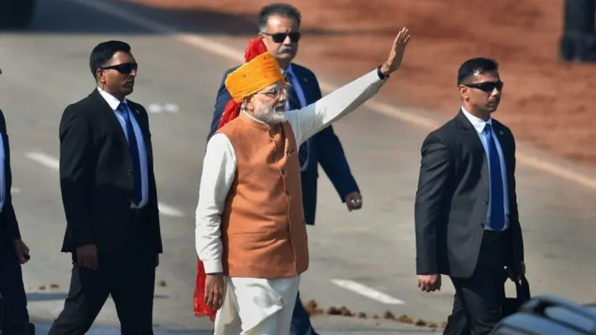 2019: साल 2019 में पीएम मोदी ने लाल पूंछ के साथ पीले-नारंगी रंग का हेडगियर पहना था। उन्होंने इसे ब्राउन जैकेट, क्रीम कलर के कुर्ते और मैचिंग चूड़ीदार पैंट के साथ पेयर किया। 2019: साल 2019 में पीएम मोदी ने लाल पूंछ के साथ पीले-नारंगी रंग का हेडगियर पहना था। उन्होंने इसे ब्राउन जैकेट, क्रीम कलर के कुर्ते और मैचिंग चूड़ीदार पैंट के साथ पेयर किया।