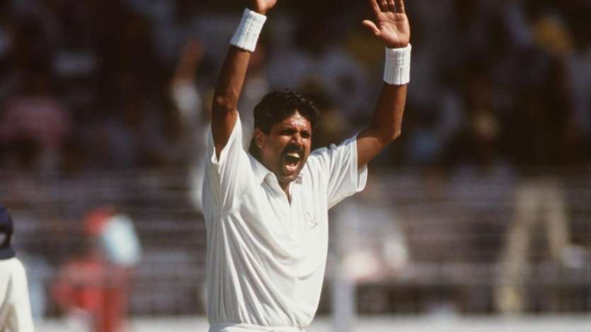 Mantan kapten India Kapil Dev juga memiliki rekor luar biasa dalam bermain bola di Australia, mencatatkan 10 gawang dengan rata-rata 27,40 saat melakukan bowling 5 inning dari 3 pertandingan di Sydney Cricket Ground. Selama periode ini ia juga berhasil mengambil 5 gawang dalam satu babak. Mantan kapten India Kapil Dev juga memiliki rekor luar biasa dalam bermain bola di Australia, mencatatkan 10 gawang dengan rata-rata 27,40 saat melakukan bowling 5 inning dari 3 pertandingan di Sydney Cricket Ground. Selama periode ini ia juga berhasil mengambil 5 gawang dalam satu babak.