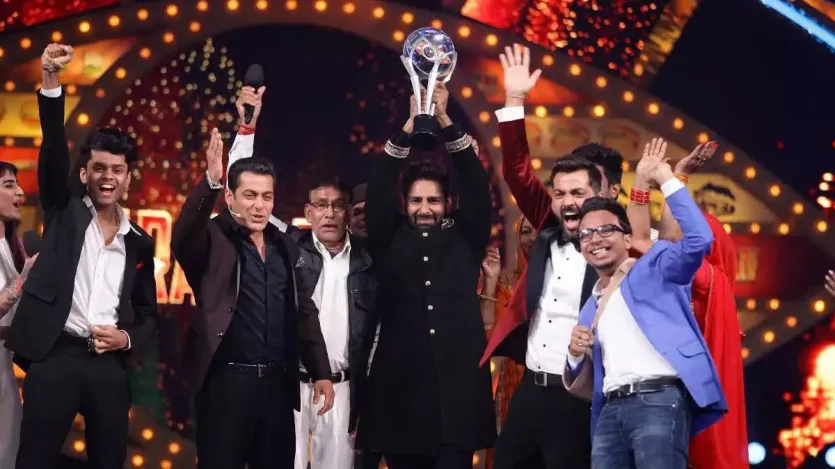 मनवीर गुर्जर- देसी छोरे के रूप में उभरे मनवीर गुर्जर 'बिग बॉस 10' का हिस्सा बने थे। इस सीजन में कई आम लोगों को भी शो में एंट्री मिली थी और मनवीर भी इन्हीं आम लोगों में से थे। ये शो सेलिब्रिटी वर्सेज आम लोगों के थीम पर था। इस सीजन में लोगों ने मनवीर गुर्जर और मन्नु पंजाबी की दोस्ती काफी पसंद की। बानी जे को हराकर मनवीर शो के विजेता चुने गए, लेकिन अब वो पूरी तरह से लाइमलाइट से दूर हैं। इसके बाद वो सिर्फ एक बार बीबी के ही एक सीजन में बतौर गेस्ट और 'खतरों के खिलाड़ी' में नजर आए। अब मनवीर डेरी फार्म चलाते हैं।
