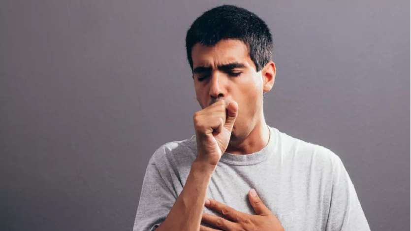 खांसी, अस्थमा और ब्रोंकाइटिस की समस्या में भी हींग का सेवन फायदेमंद साबित होता है। हींग में एंटी-वायरल और एंटी-इंफ्लेमेटरी गुण होते हैं, जिससे सांस लेने में परेशानी और जकड़न की समस्या में आराम मिलता है।
