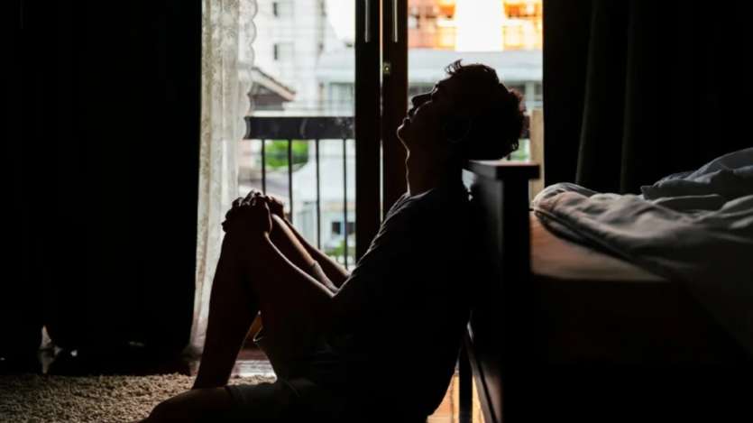 आजकल की भागदौड़ भरी जिंदगी में लोगों में एंजाइटी और डिप्रेशन की समस्या बढ़ती जा रही है। अब, यह बिल्कुल आम बात हो गई है। एंग्जायटी की समस्या धीरे ढेरी इतनी बढ़ जाती है कि उस वजह से लोग डिप्रेशन की चपेट में आने लगते हैं। डिप्रेशन में व्यक्ति हमेशा उदास, दुखी और अपनी जिंदगी से नाखुश रहता है। अगर आप या आपका कोई करीबी छोटी छोटी बातों पर ओवर रिएक्ट करता है या एंग्जायटी की समस्या से गुज़र रहा है तो यहां हम बताने वाले हैं एंग्जायटी दूर करने के 5 तरीके, जिन्हें अपनाकर आप एंग्जाइटी से राहत पा सकते हैं। 
