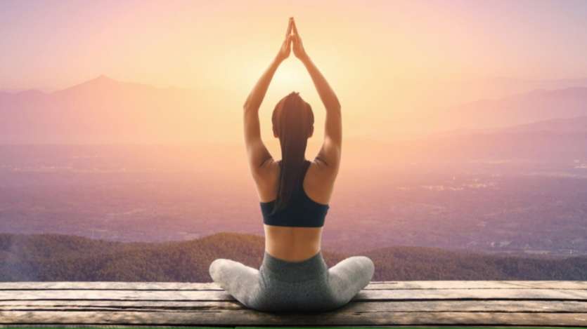 मेडिटेशन करने से डिप्रेशन की समस्या कम होती है और शरीर स्वस्थ रहता है। मेडिटेशन से मन शांत रहता है और हैप्पी हार्मोंस रिलीज होंगे। आप मन को शांत करने के लिए योगा भी कर सकते हैं। बालासन, उत्तानासन करने से मन शांत रहता है।
