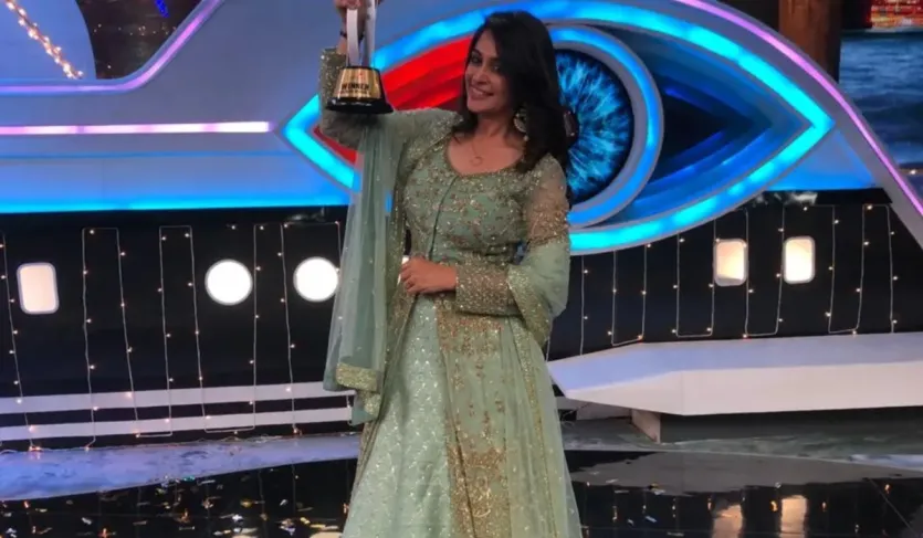 Dipika Kakkar memenangkan trofi Bigg Boss 12 dan Rs 30 lakh pada tahun 2018 dengan mengalahkan pemain kriket S Sreesanth.