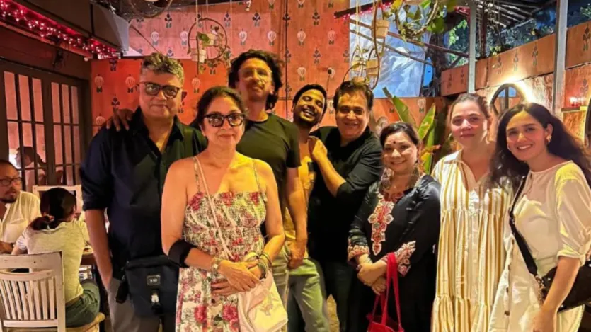 नीना गुप्ता की जीवन काफी संघर्षों से भरा रहा है। भले ही नीना आज बॉलीवुड की स्टार हैं लेकिन अपनी जिंदगी के एक बड़े हिस्से में नीना ने जीतोड़ मेहनत की है। नीना गुप्ता ने उन चंद मजबूत महिलाओं में से रही हैं जिन्होंने समाज के धुत्कार को झेला और अपने सपनों की जड़ें नहीं उखड़ने दीं। नीना की निजी जिंदगी भी काफी सुर्खियां बटोर रही है। अपने करियर में 132 से ज्यादा फिल्में और सीरीज करने वाली नीना हाल ही में 'पंचायत-2' में नजर आई थीं। इस सीरीज में नीना ने प्रधान की पत्नी मंजू देवी का किरदार निभाया था। नीना गुप्ता की जीवन काफी संघर्षों से भरा रहा है। भले ही नीना आज बॉलीवुड की स्टार हैं लेकिन अपनी जिंदगी के एक बड़े हिस्से में नीना ने जीतोड़ मेहनत की है। नीना गुप्ता ने उन चंद मजबूत महिलाओं में से रही हैं जिन्होंने समाज के धुत्कार को झेला और अपने सपनों की जड़ें नहीं उखड़ने दीं। नीना की निजी जिंदगी भी काफी सुर्खियां बटोर रही है। अपने करियर में 132 से ज्यादा फिल्में और सीरीज करने वाली नीना हाल ही में 'पंचायत-2' में नजर आई थीं। इस सीरीज में नीना ने प्रधान की पत्नी मंजू देवी का किरदार निभाया था।