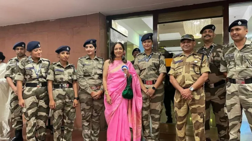 क्योंकि मैं दिन में काम करती थी और रात में केवल सोने के लिए आती थी। लेकिन एक दिन अचानक आंटी ने मुझे आधी रात को घर से बाहर कर दिया। मैं छोटी बच्ची को लेकर ये सोचती रही कि मैं इसे लेकर कहां जाऊंगी। अगले ही दिन मैं अपने बिल्डर के पास गई और पैसे वापस मांगे। वो बिल्डर भला आदमी था उसने बिना कोई पैसे काटे मेरी पूरी रकम वापस कर दी।' क्योंकि मैं दिन में काम करती थी और रात में केवल सोने के लिए आती थी। लेकिन एक दिन अचानक आंटी ने मुझे आधी रात को घर से बाहर कर दिया। मैं छोटी बच्ची को लेकर ये सोचती रही कि मैं इसे लेकर कहां जाऊंगी। अगले ही दिन मैं अपने बिल्डर के पास गई और पैसे वापस मांगे। वो बिल्डर भला आदमी था उसने बिना कोई पैसे काटे मेरी पूरी रकम वापस कर दी।'
