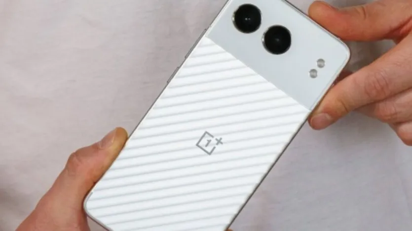Amazon पर चल रहे रिपब्लिक डे सेल में OnePlus Nord 4 के 8GB RAM + 256GB वाले वेरिएंट को 28,999 रुपये में लिस्ट किया गया है। इस फोन की कीमत में लॉन्च प्राइस से 4,000 रुपये कम में लिस्ट किया गया है। इसके अलावा फोन की खरीद पर 2,500 रुपये का बैंक डिस्काउंट SBI कार्ड पर दिया जा रहा है। डिस्काउंट के बाद यह फोन 26,499 रुपये में मिलेगा। इसके अलावा फोन को 1,406 रुपये की शुरुआती EMI में खरीद सकते हैं।
