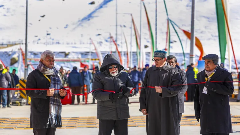 इसी सुरंग को बनने से रोकने के लिए आंतकियों ने खूब कोशिश की। हमला किया लेकिन काम नहीं बंद हुआ और आज इसी सुरंग के उद्घाटन के लिए पीएम मोदी गांदबल आए। यानी य‌ह सुरंग कोई आम सुरंग नहीं है।
