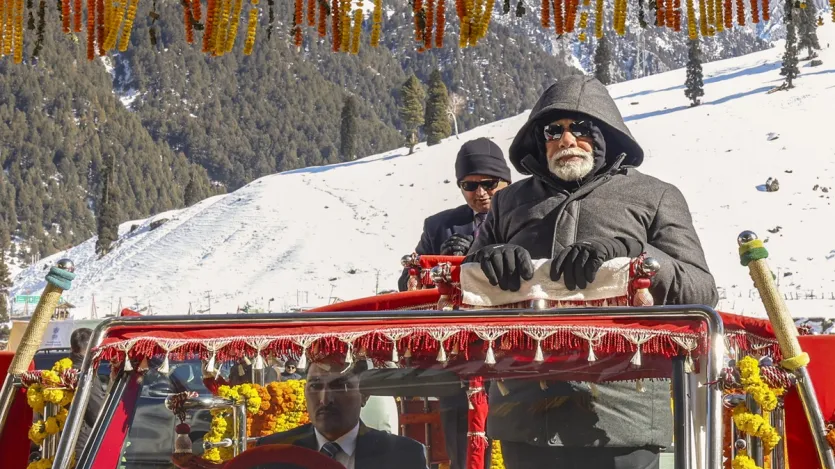 इस सुरंग के बनने से 12 किलोमीटर की दूरी 6.5 किलोमीटर में सिमट गई है जिससे सिर्फ 15 मिनट में तय किया जा सकेगा।
