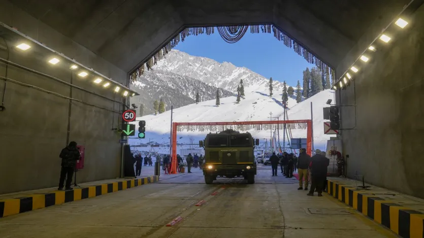 श्रीनगर-लेह राजमार्ग पर बनी ये सुरंग सामरिक तौर पर बेहद अहम है। इस सुरंग के शुरू होने से श्रीनगर से लद्दाख के बीच ऑल वेदर ट्रैफिक की बहाली हो सकेगी।