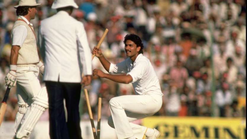 Ravi Shastri, mantan pelatih kepala Tim India dan pemain serba bisa yang hebat, juga menyaksikan keajaiban para pemintalnya di Australia. Ravi Shastri mengambil total 10 gawang dalam 4 babak dari 2 pertandingan Uji Coba di Sydney Cricket Ground. Penampilan bowling terbaiknya selama periode ini adalah 4 gawang untuk 45 run. Ravi Shastri, mantan pelatih kepala Tim India dan pemain serba bisa yang hebat, juga menyaksikan keajaiban para pemintalnya di Australia. Ravi Shastri mengambil total 10 gawang dalam 4 babak dari 2 pertandingan Uji Coba di Sydney Cricket Ground. Penampilan bowling terbaiknya selama periode ini adalah 4 gawang untuk 45 run.
