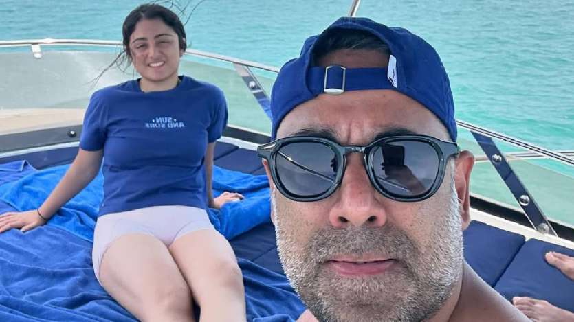 Adik Ranbir dan bintang cantik Lives vs Bollywood Wives Riddhima Kapoor melalui akun Instagram-nya pada Rabu malam untuk berbagi foto keluarga semua orang yang sedang berlibur di Thailand. Dia mengomentari postingan tersebut dengan mengatakan: Adik Ranbir dan bintang cantik Lives vs Bollywood Wives Riddhima Kapoor melalui akun Instagram-nya pada Rabu malam untuk berbagi foto keluarga semua orang yang sedang berlibur di Thailand. Dia mengomentari postingan tersebut dengan mengatakan: