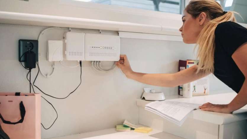 Posisi router Wi-Fi Anda juga memengaruhi kecepatan Internet Anda. Seringkali kita memasang router di tempat yang terdapat dinding di semua sisinya. Router tidak boleh dipasang di ruang atau sudut tertutup. Coba pasang di ruang terbuka atau dinding saja. Posisi router Wi-Fi Anda juga memengaruhi kecepatan Internet Anda. Seringkali kita memasang router di tempat yang terdapat dinding di semua sisinya. Router tidak boleh dipasang di ruang atau sudut tertutup. Coba pasang di ruang terbuka atau dinding saja.