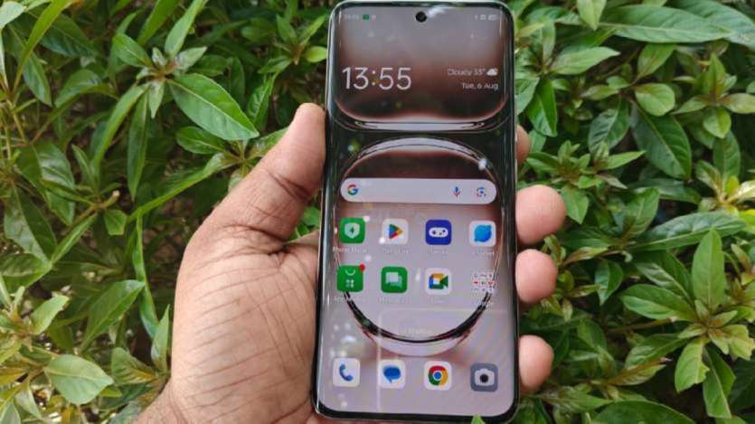 Ponsel ini memiliki layar berukuran 6,7 inci dengan resolusi FHD+. Ponsel ini menggunakan tampilan desain punch-hole yang mendukung kecepatan refresh tinggi 120Hz dan kecepatan pengambilan sampel sentuh 240Hz. Ponsel ini memiliki layar AMOLED melengkung 3D, dengan kecerahan puncak 1.200 nits. Corning Gorilla Glass 7i telah digunakan untuk melindunginya.